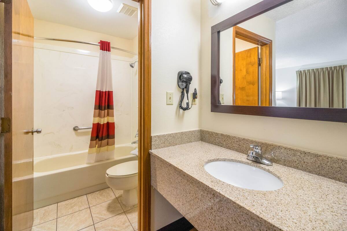 Un baño con bañera, inodoro y lavamanos.