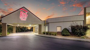A Red Roof Inn with a clear sky and sunset. - Red Roof Inn Clarksville (Clarksville)