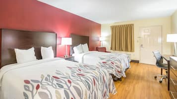 Escritorio, espacio para trabajar con laptop y cortinas blackout