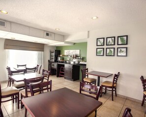 Free continental breakfast 