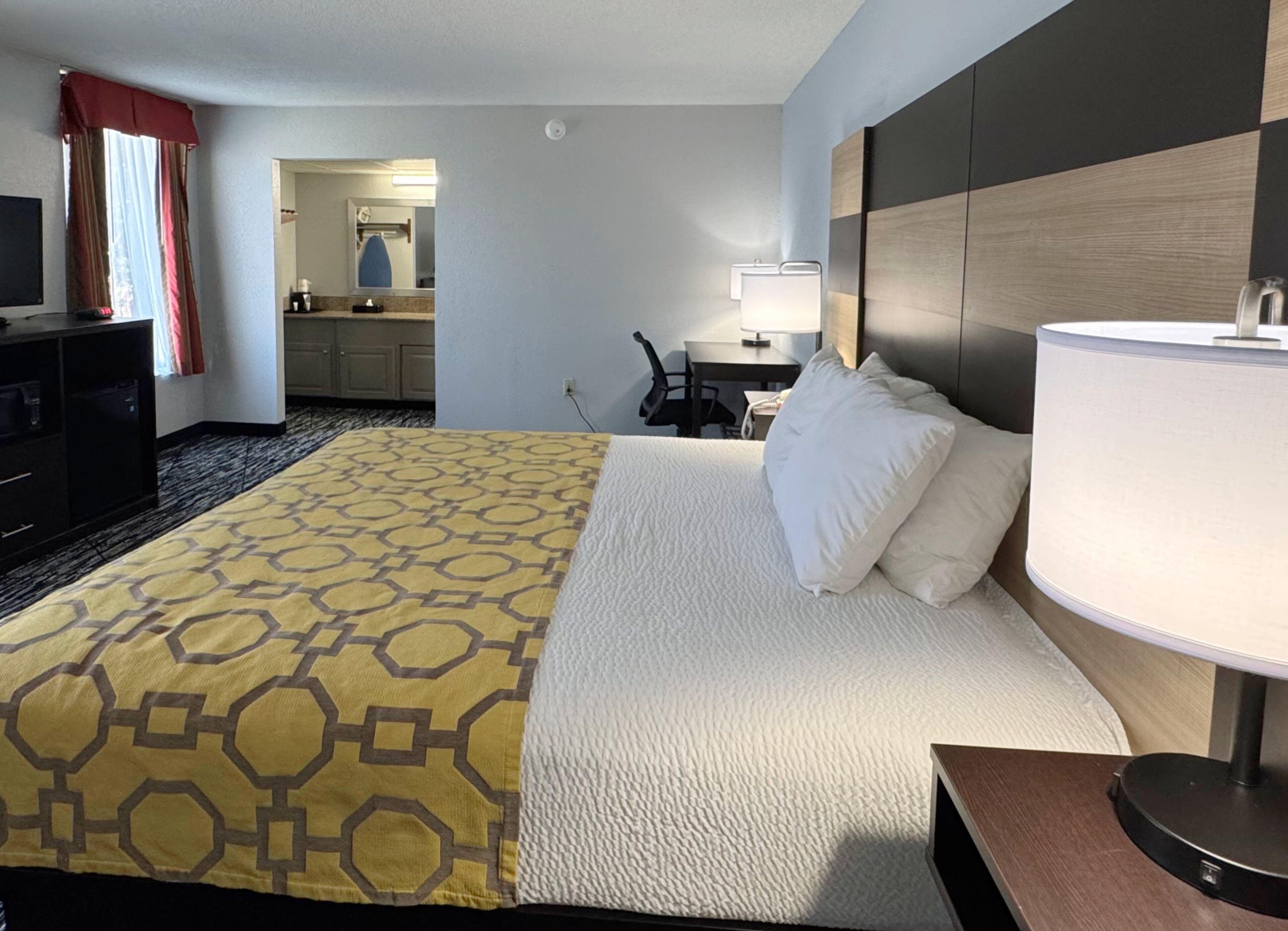 Room, 1 King Bed, Non Smoking | Iron/ironing board, cots/infant beds, free WiFi, bed sheets