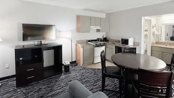 Upgraded, Suite, 2 Queen-Betten, Nichtraucher | Wohnbereich | Flachbildfernseher, Pay-TV