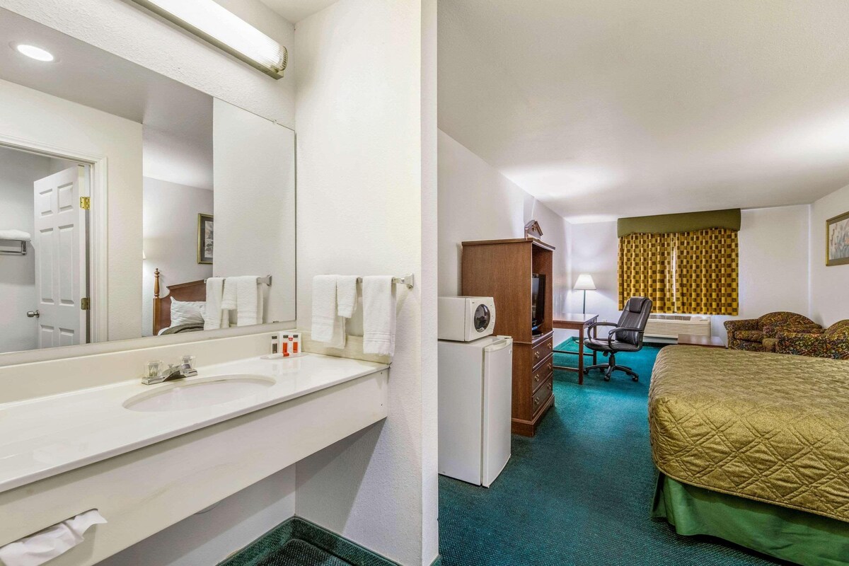 In-room safe, blackout drapes, iron/ironing board, WiFi (free)