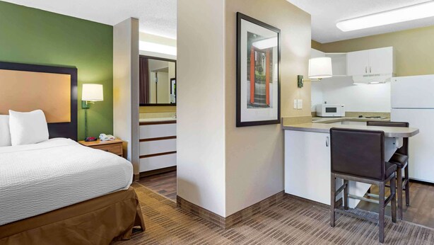 Deluxe Studio | Desk, iron/ironing board, WiFi (free), bed sheets