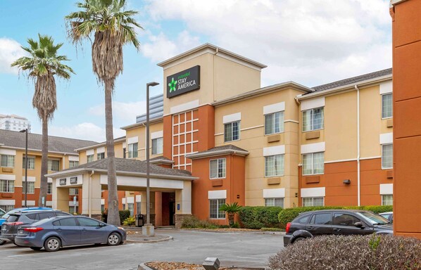 Un hotel con el letrero de Extended Stay America, que presenta un diseño moderno con múltiples ventanas y techo plano.