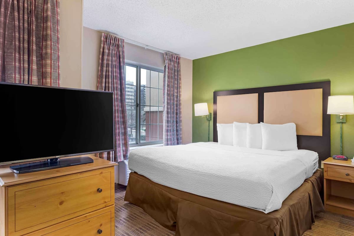 Deluxe Studio | Desk, iron/ironing board, free WiFi, bed sheets