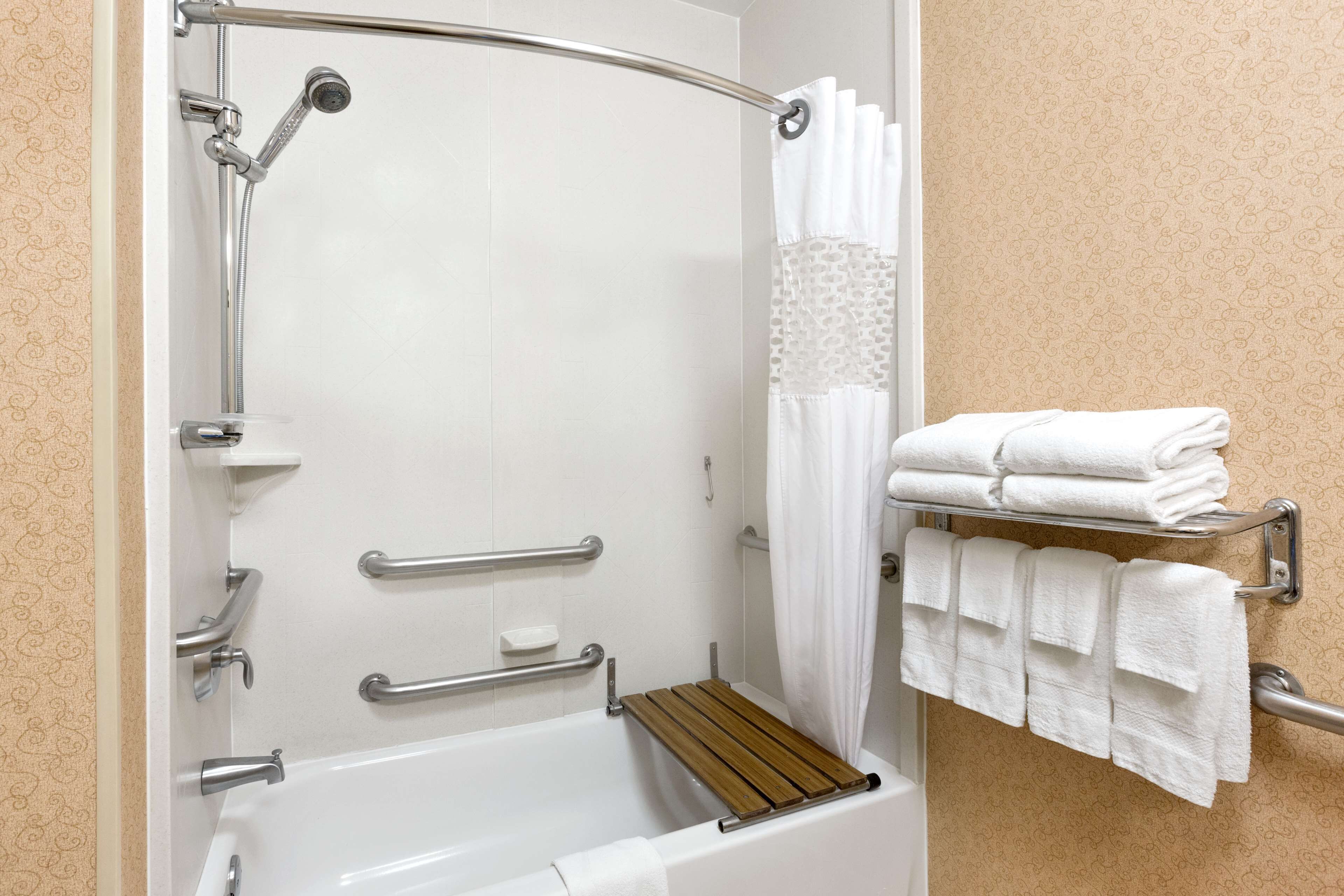 combined shower/bathtub, hair dryer, towels
