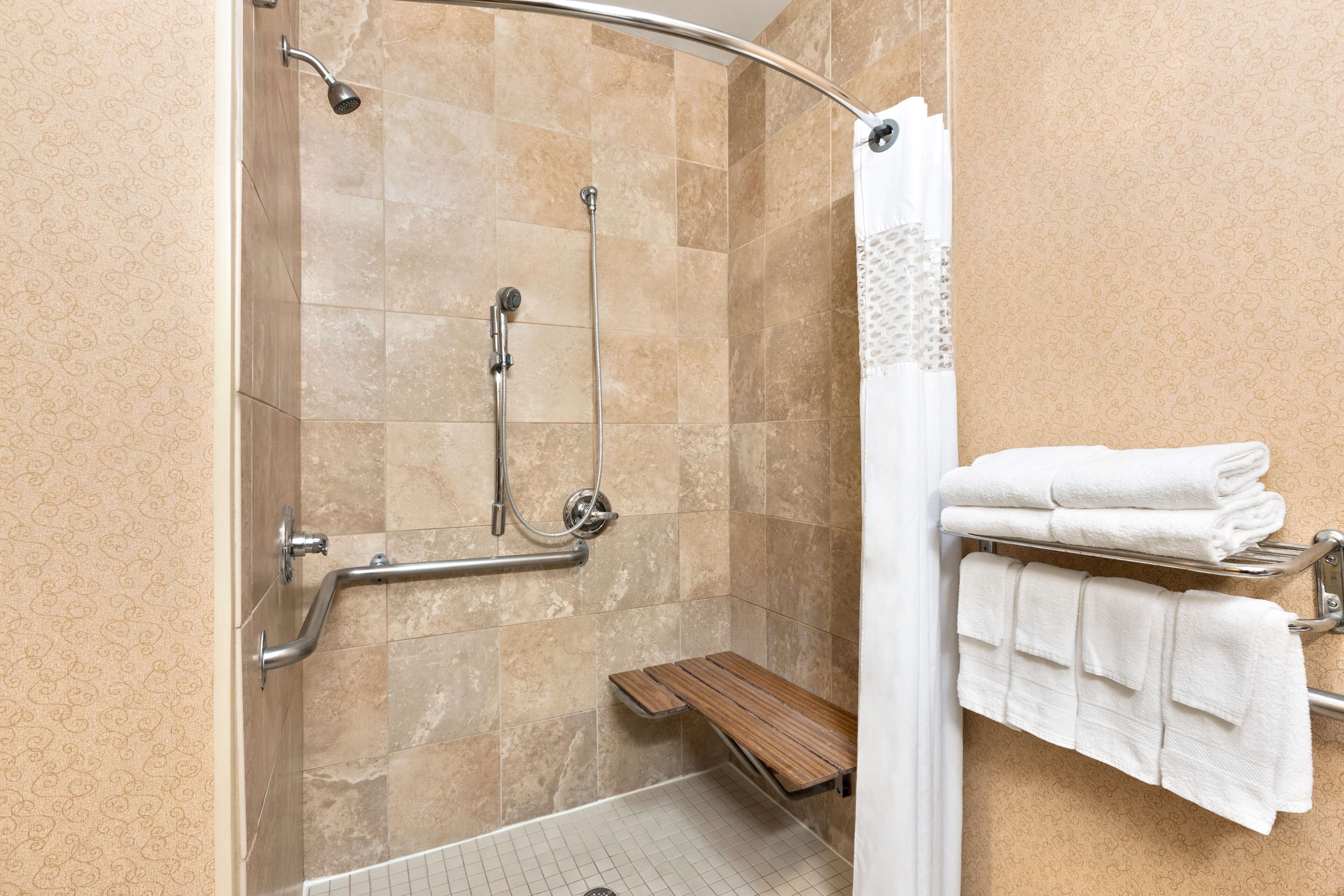 room, 1 king bed, accessible, non smoking | bathroom | combined shower/bathtub, hair dryer, towels