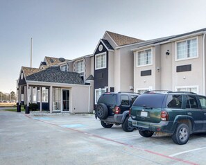 Exterior - Rodeway Inn & Suites Lewisville I-35 (Lewisville)