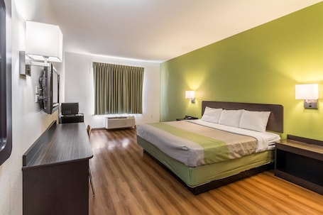 Escritorio, wifi gratis y ropa de cama . Motel 6 North Richland Hills, TX – Rufe Snow
