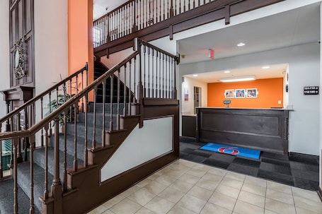 Lobby. Motel 6 North Richland Hills, TX – Rufe Snow