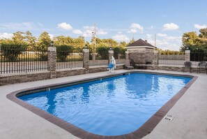 Ulkouima-allas avoinna 9.00–22.00, aurinkovarjoja, aurinkotuoleja