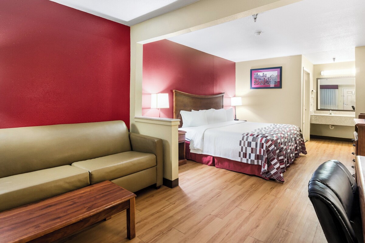 Standard Suite, 1 King Bed, Non Smoking | Desk, iron/ironing board, cribs (free), rollaway beds (surcharge)
