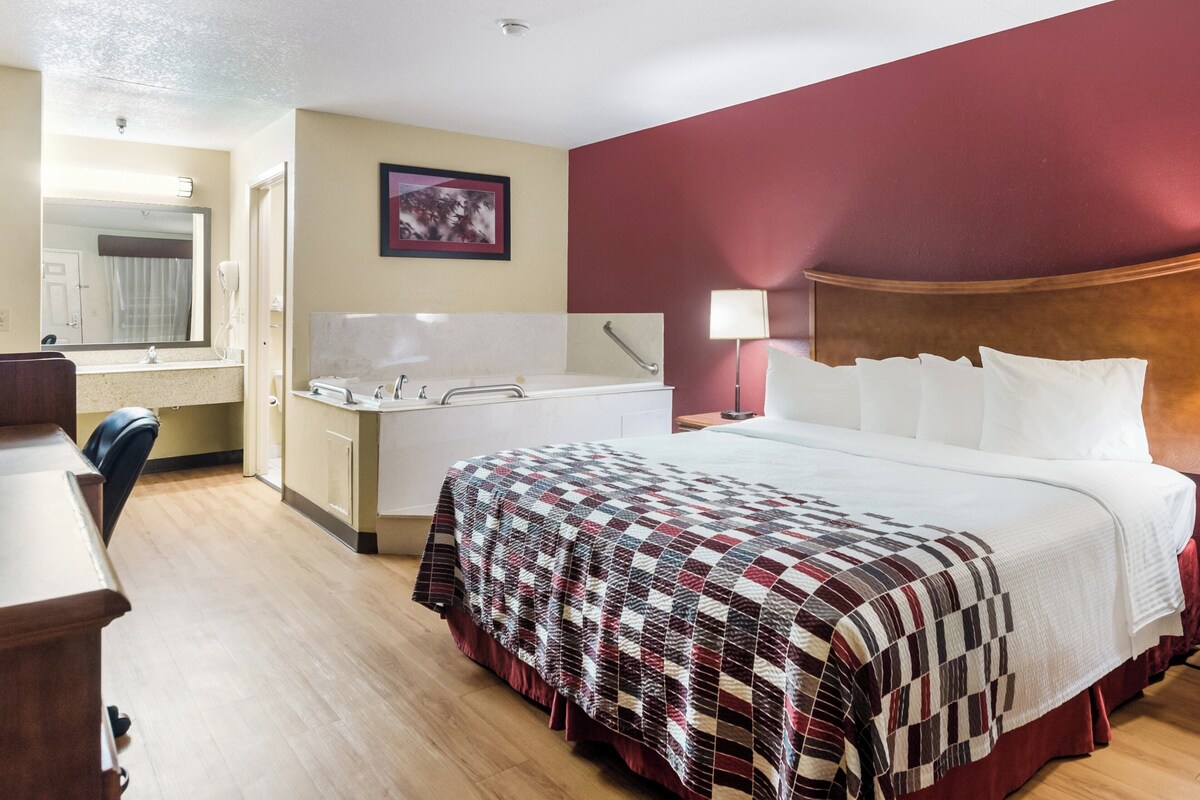 Standard Suite, 1 King Bed, Non Smoking, Jetted Tub | Desk, iron/ironing board, cribs (free), rollaway beds (surcharge)