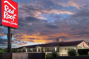 A Red Roof Inn & Suites with a brick facade and a large sign. - Red Roof Inn Conroe North - Willis (Willis)