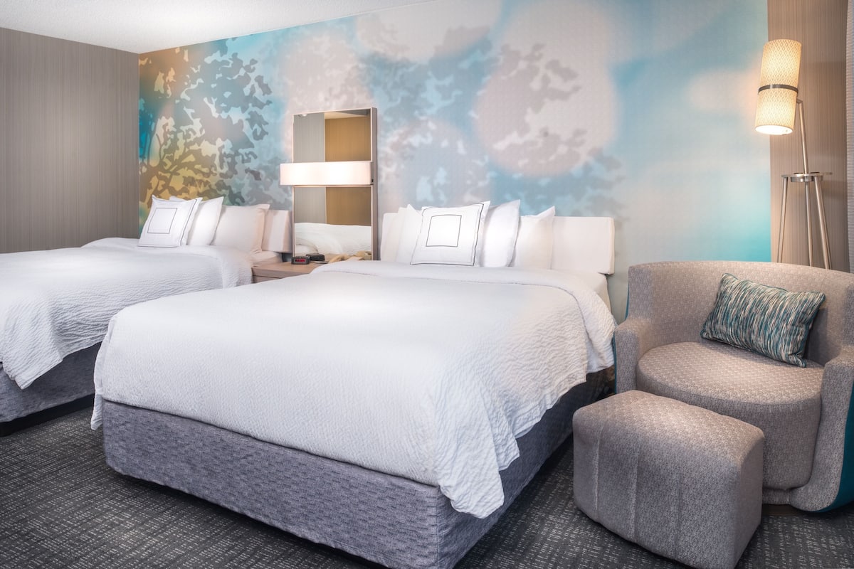 Literie de qualité, lit avec matelas à plateau-coussin, bureau