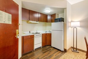 Habitación, 1 cama de matrimonio grande, accesible para personas con discapacidad (Efficiency) | Caja fuerte, escritorio, tabla de planchar con plancha y wifi gratis