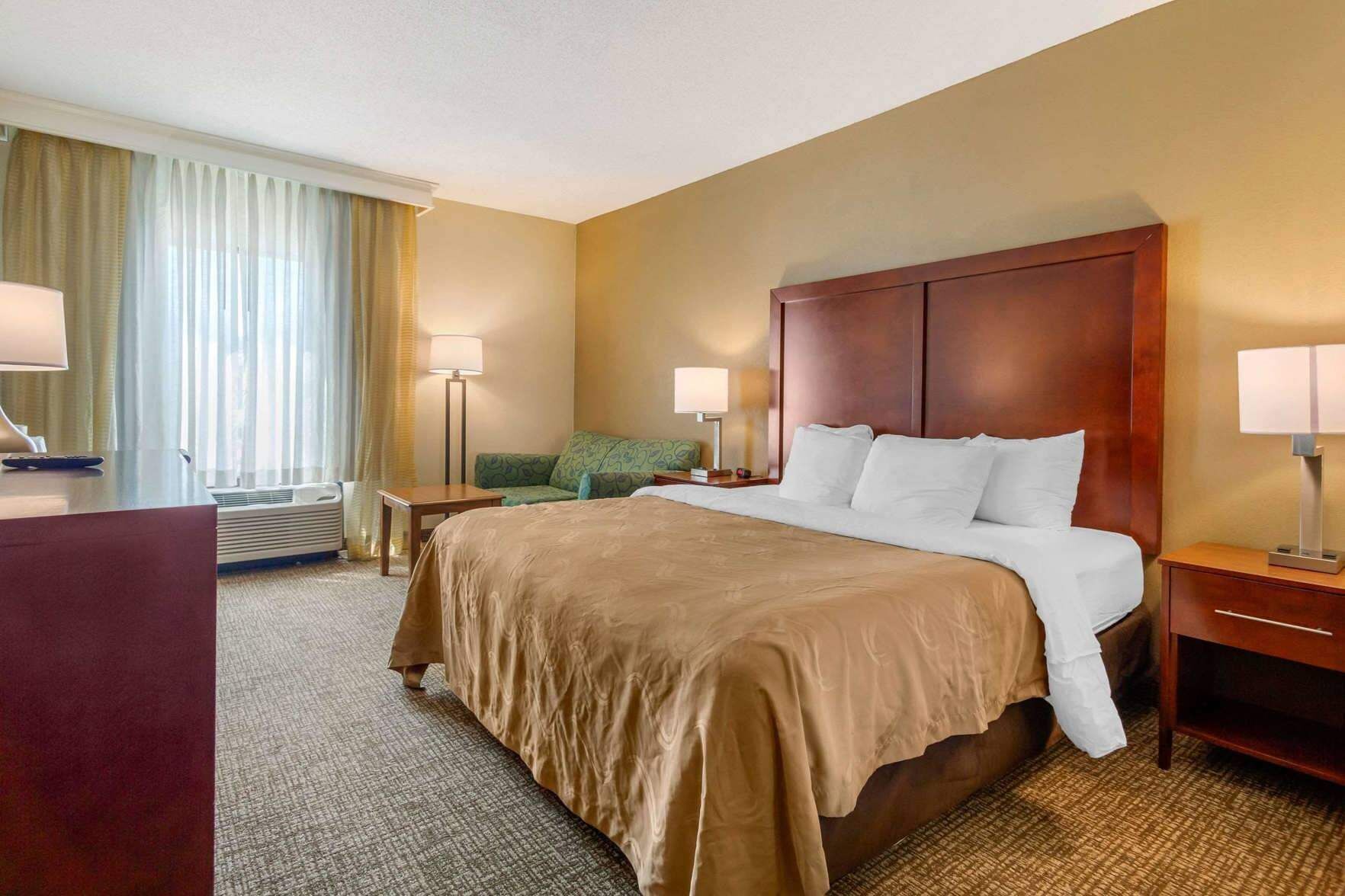 客房内保险箱、办公桌、熨斗/熨衣板、免费 WiFi