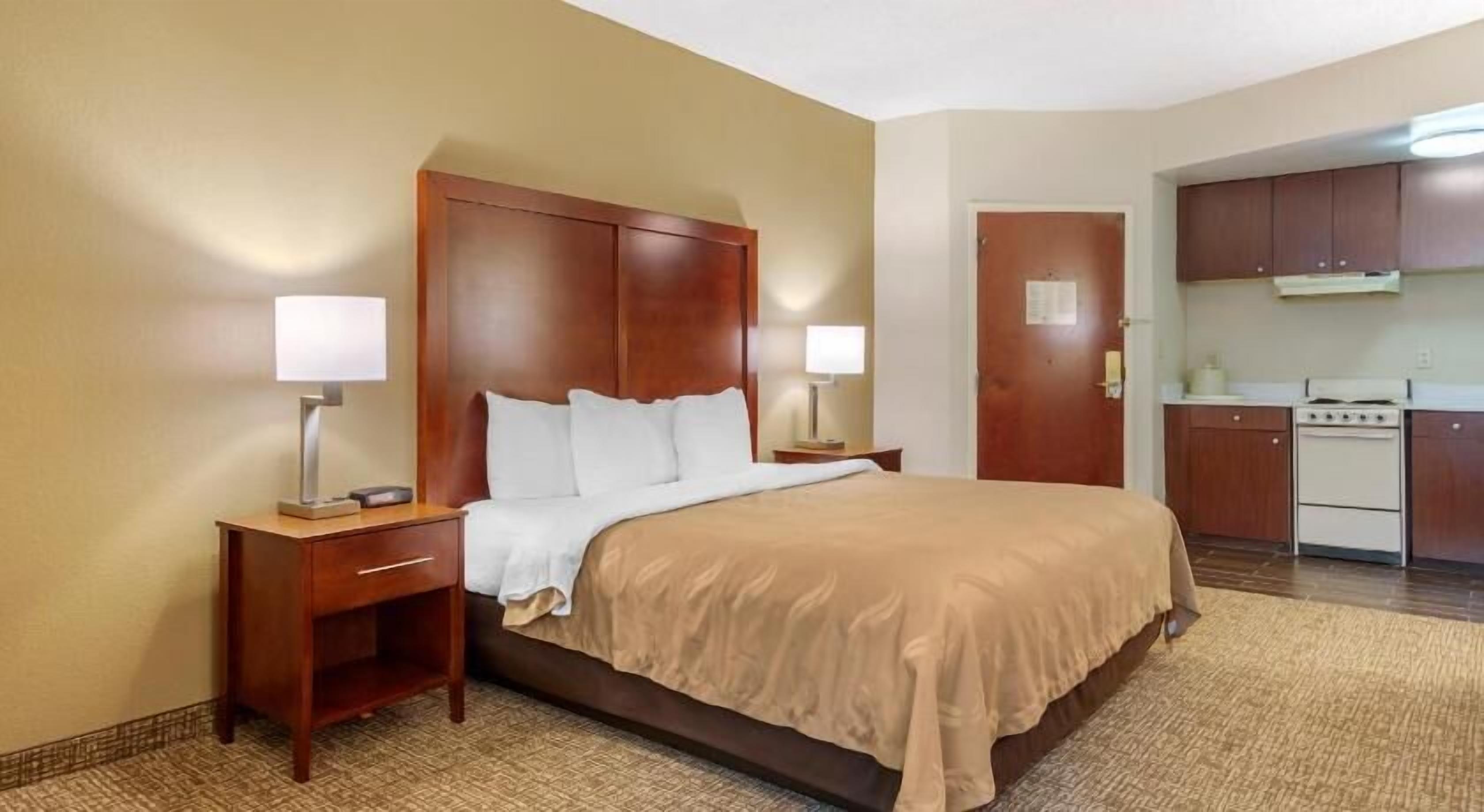 客房内保险箱、办公桌、熨斗/熨衣板、免费 WiFi