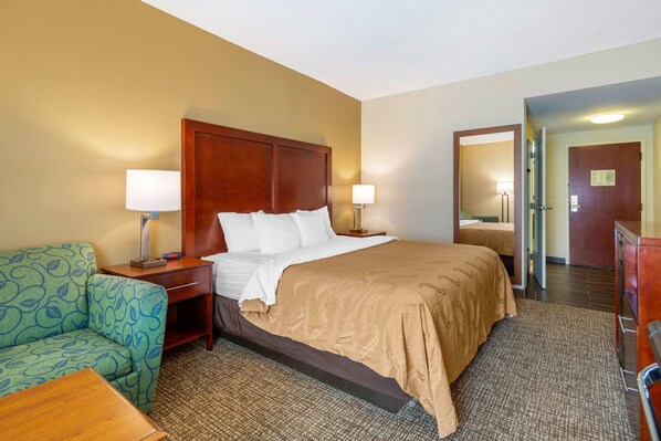 In-room safe, desk, iron/ironing board, free WiFi - Quality Inn & Suites Olde Town (Portsmouth)