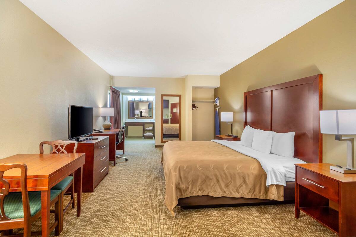 Room, 1 King Bed, Accessible, Non Smoking (Efficiency) | In-room safe, desk, iron/ironing board, WiFi (free)