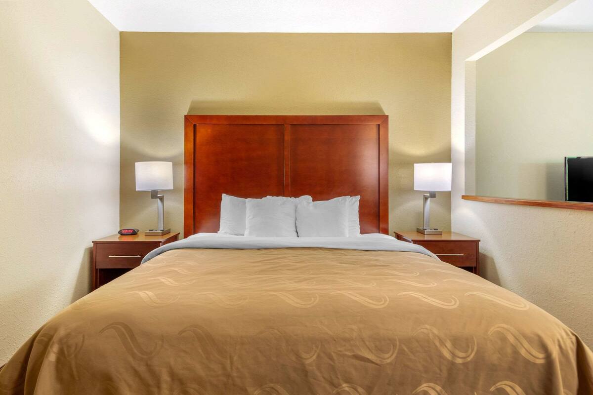 Studio Non-Smoking King Suite-King Size Bed | In-room safe, desk, iron/ironing board, WiFi (free)