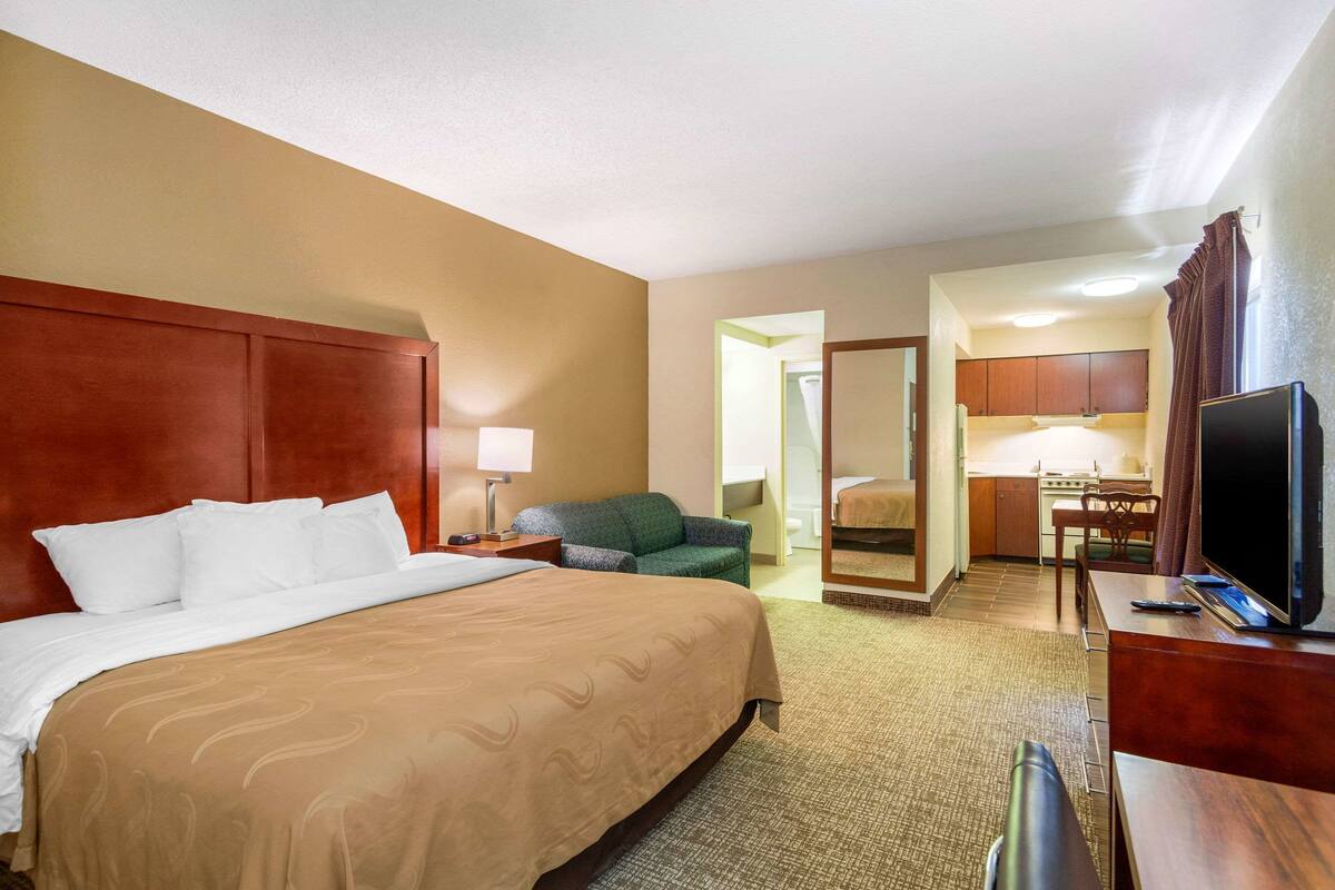 Efficiency Non-Smoking King Suite-King Size Bed | In-room safe, desk, iron/ironing board, WiFi (free)