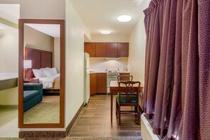 Efficiency Non-Smoking King Suite-King Size Bed | Private kitchenette | Microwave, coffee/tea maker