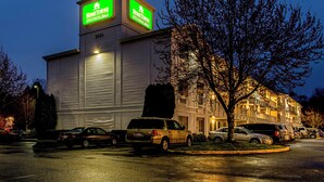 Exterior - HomeTowne Studios by Red Roof Tacoma - Puyallup (Puyallup)