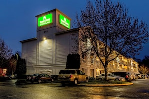 Exterior - HomeTowne Studios by Red Roof Tacoma - Puyallup (Puyallup)