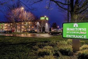 Un edificio con un cartel que dice 'HomeTowne Studios by Red Roof Entrada'.