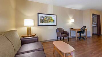 Suite Deluxe, 1 cama Queen size y sofá cama, para no fumadores | 1 habitación, escritorio, wifi gratis y ropa de cama