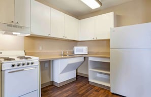 Deluxe Studio, 1 Queen Bed with Sofa bed, Accessible, Non Smoking | Desk, free WiFi, bed sheets