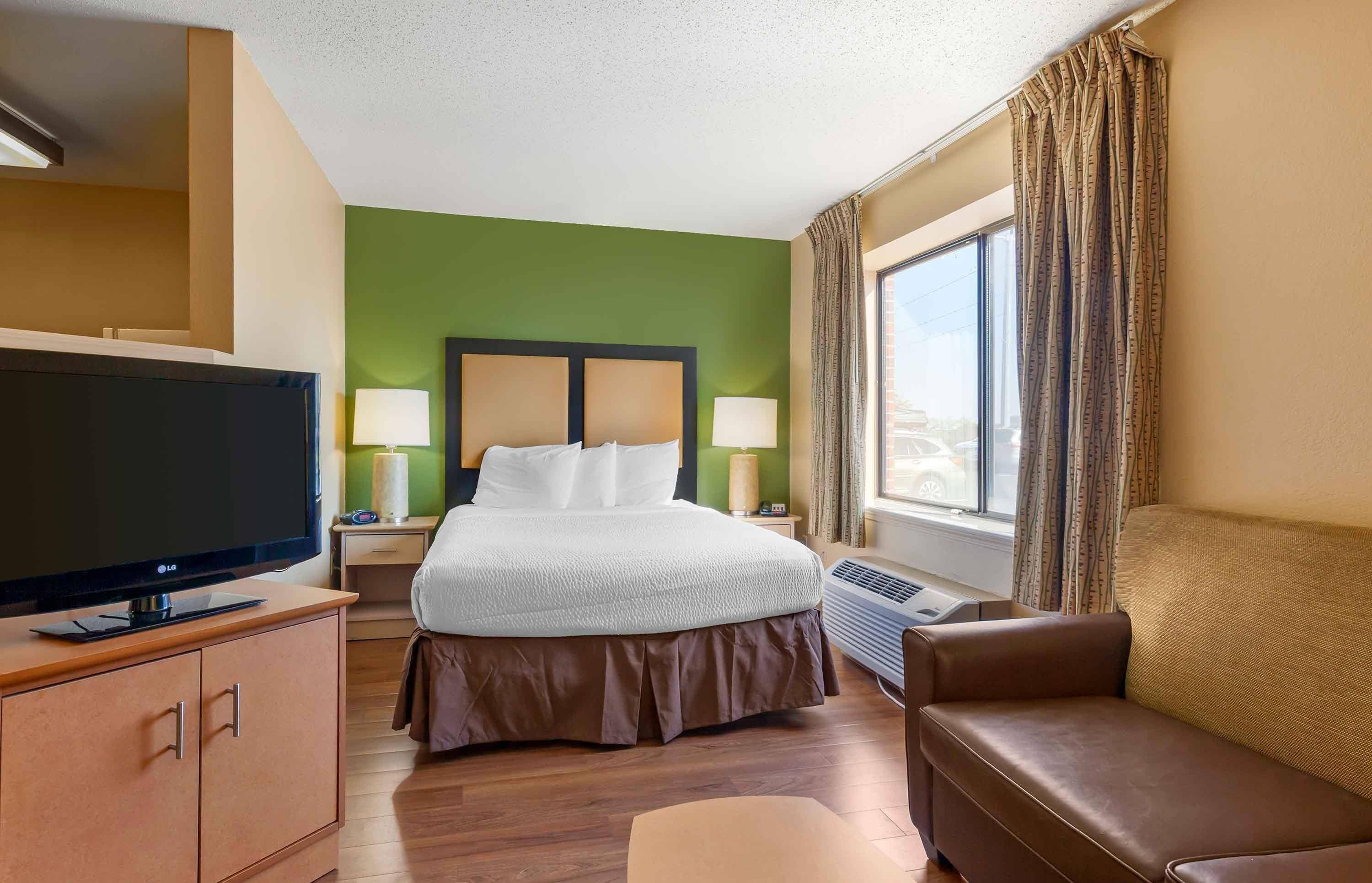 Deluxe Suite, 1 Queen Bed with Sofa bed, Non Smoking | 1 bedroom, desk, free WiFi, bed sheets