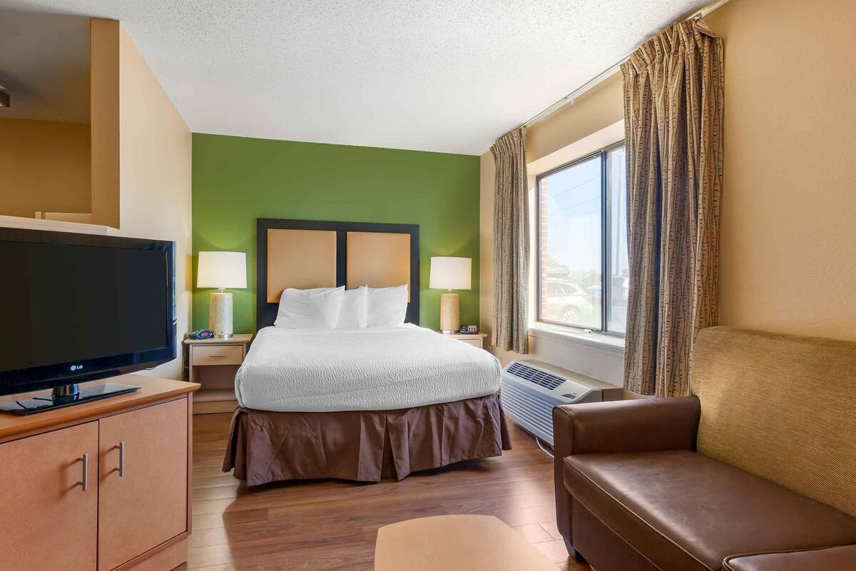 Deluxe Suite, 1 Queen Bed with Sofa bed, Non Smoking | 1 bedroom, desk, free WiFi, bed sheets