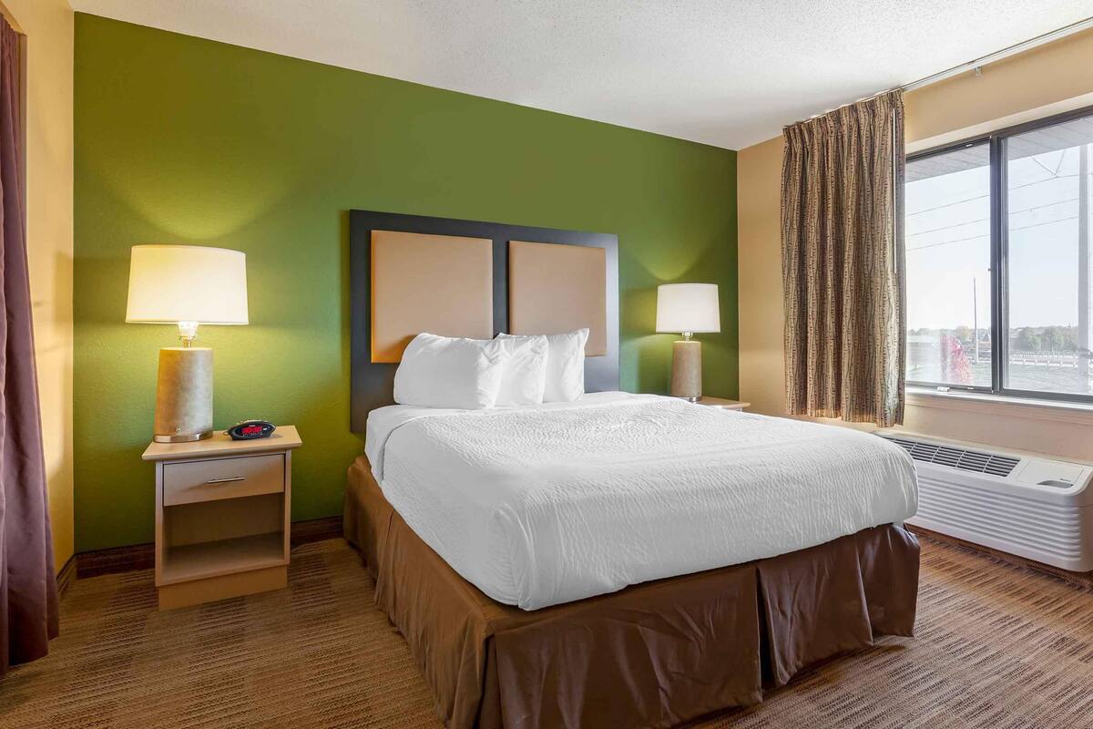 Deluxe Studio, 1 Queen Bed with Sofa bed, Accessible, Non Smoking | 1 bedroom, desk, free WiFi, bed sheets