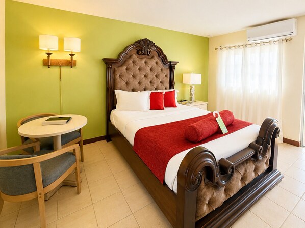 Une chambre d’hôtel avec un lit, une table de chevet, une chaise et une lampe.