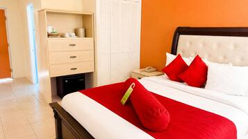 Executive Suite | Premium bedding, memory foam beds, in-room safe, blackout drapes