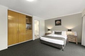 Executive Room, 1 Queen Bed | 1 bedroom, cribs/infant beds, free WiFi, bed sheets