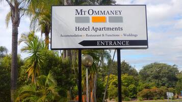 Segnaletica per l'ingresso degli appartamenti Mr. Ommaney Hotel.