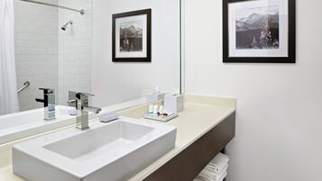 Gratis toiletartikelen, een haardroger, handdoeken, zeep