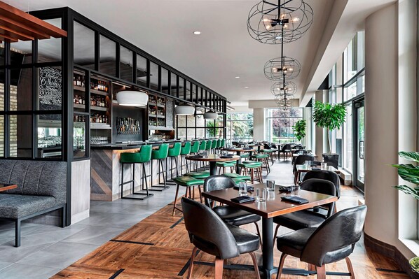 Lounge - Sheraton Suites Calgary Eau Claire (Calgary)