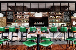 Bar (on property) - Sheraton Suites Calgary Eau Claire (Calgary)