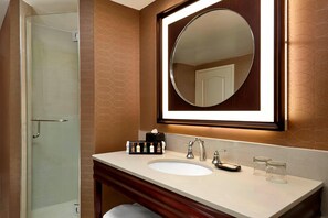 Suite ejecutiva, 1 habitación, en esquina | Baño | Artículos de higiene personal ecológicos, secador de pelo y albornoces