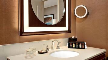 Un baño con un espejo grande, un lavabo y tocador.
