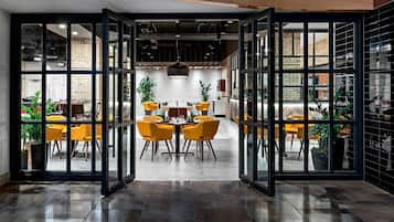 Aperto a colazione, pranzo e cena, cucina locale e internazionale