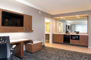 Suite, 1 Bedroom | Bar (on property)