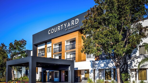 A modern multi-story building with a sign reading "COURTYARD BY MARRIOTT". - Courtyard by Marriott Livermore (Livermore)