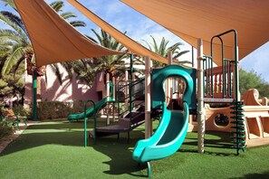 Zona de juegos infantil al aire libre