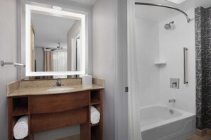 Kombinasi shower/bathtub dan perlengkapan mandi gratis